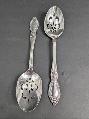 2 Oneida Louisiana Community Stainless Steel Pierced Serving Spoons 8.5